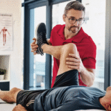 پزشک در حال فیزیوتراپی بیمار